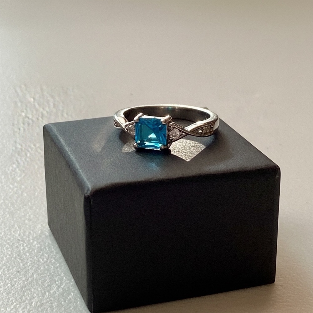 Elegant Silver Ring with Blue Gemstone-7.5